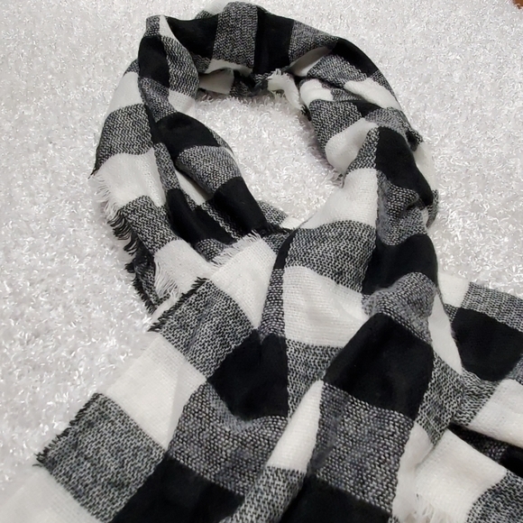Black & White Checkered Blanket Scarf - Picture 2 of 2